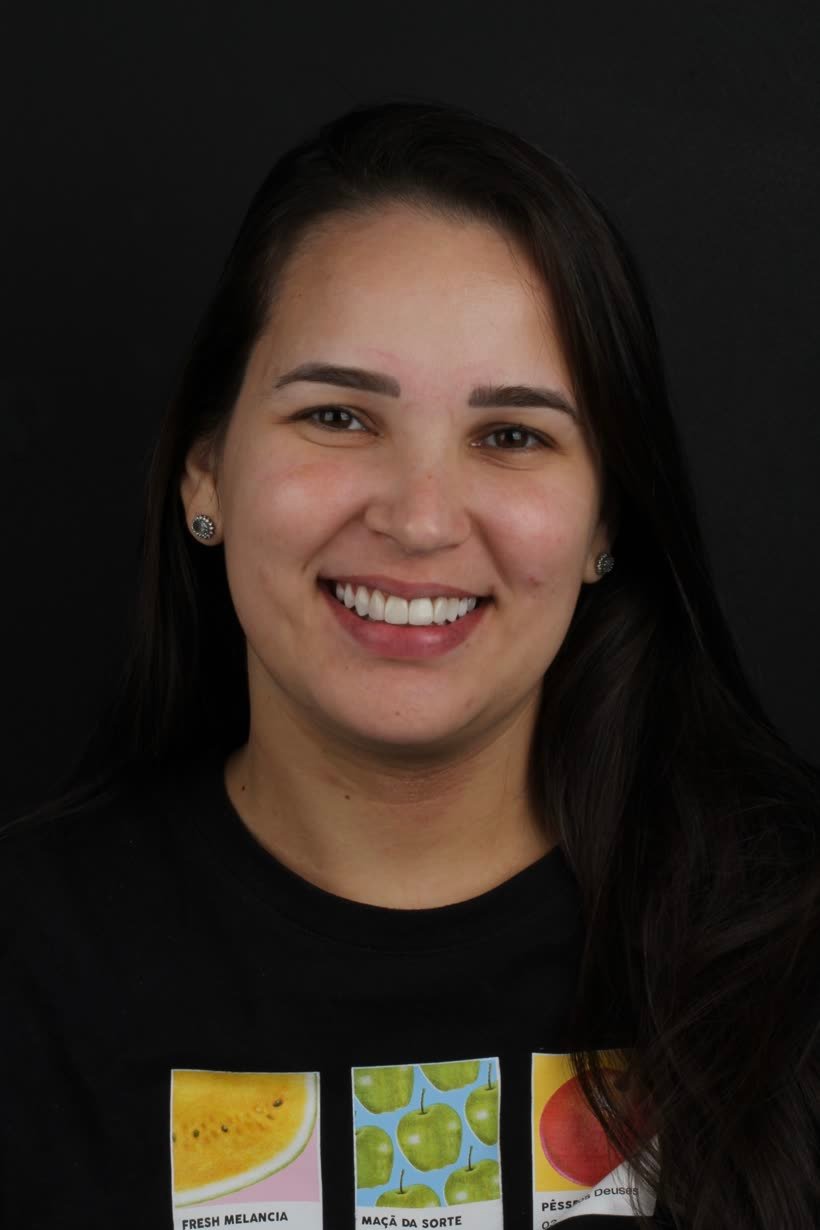 Paciente com sorriso natural e harmonioso